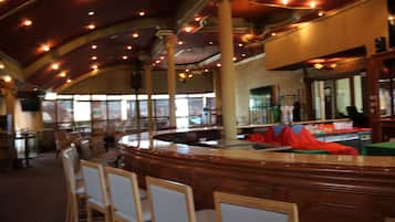 3 bars/lounges, poolside bar