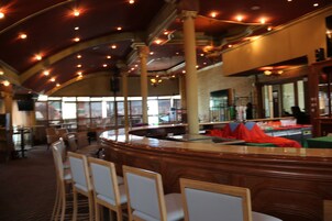 3 bar/ruang istirahat, bar tepi kolam 