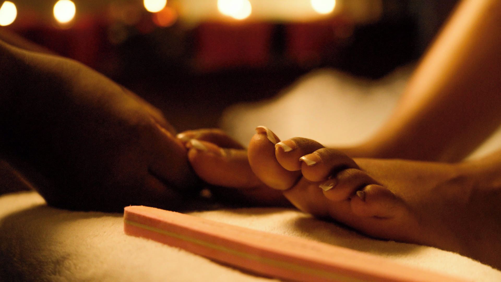 Gros plan d’un massage des pieds effectué à l’aide d’un appareil de massage sur le pied d’une personne.