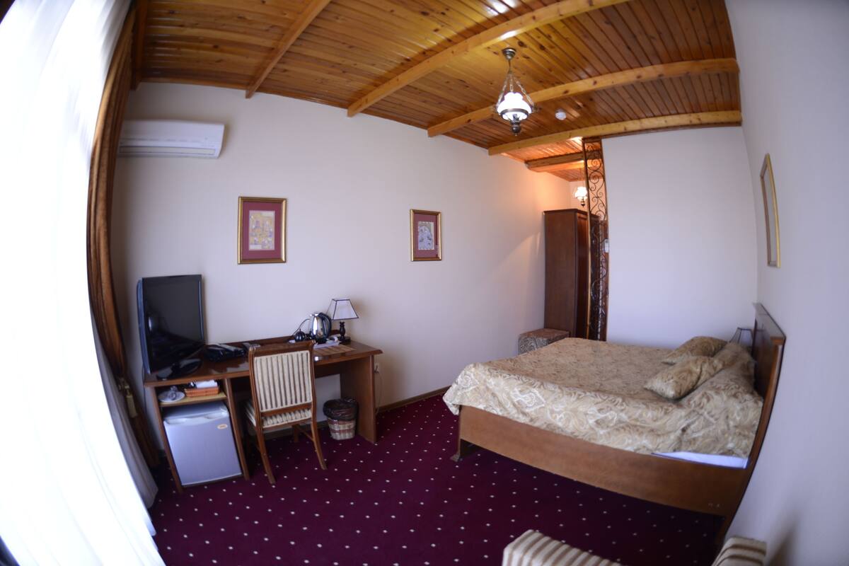 Minibar, coffre-fort, bureau, lit de bébé (gratuit)