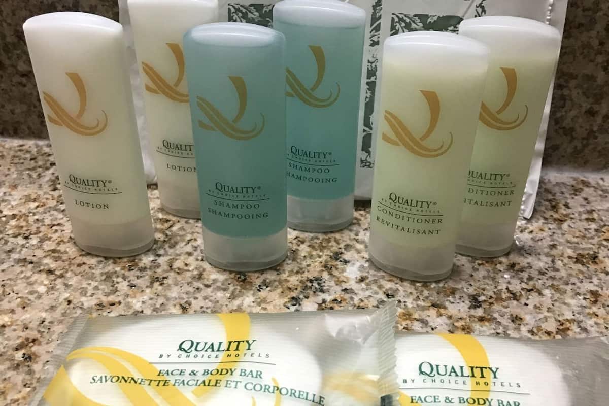 Bañera con ducha, artículos de tocador gratuitos, secador de pelo