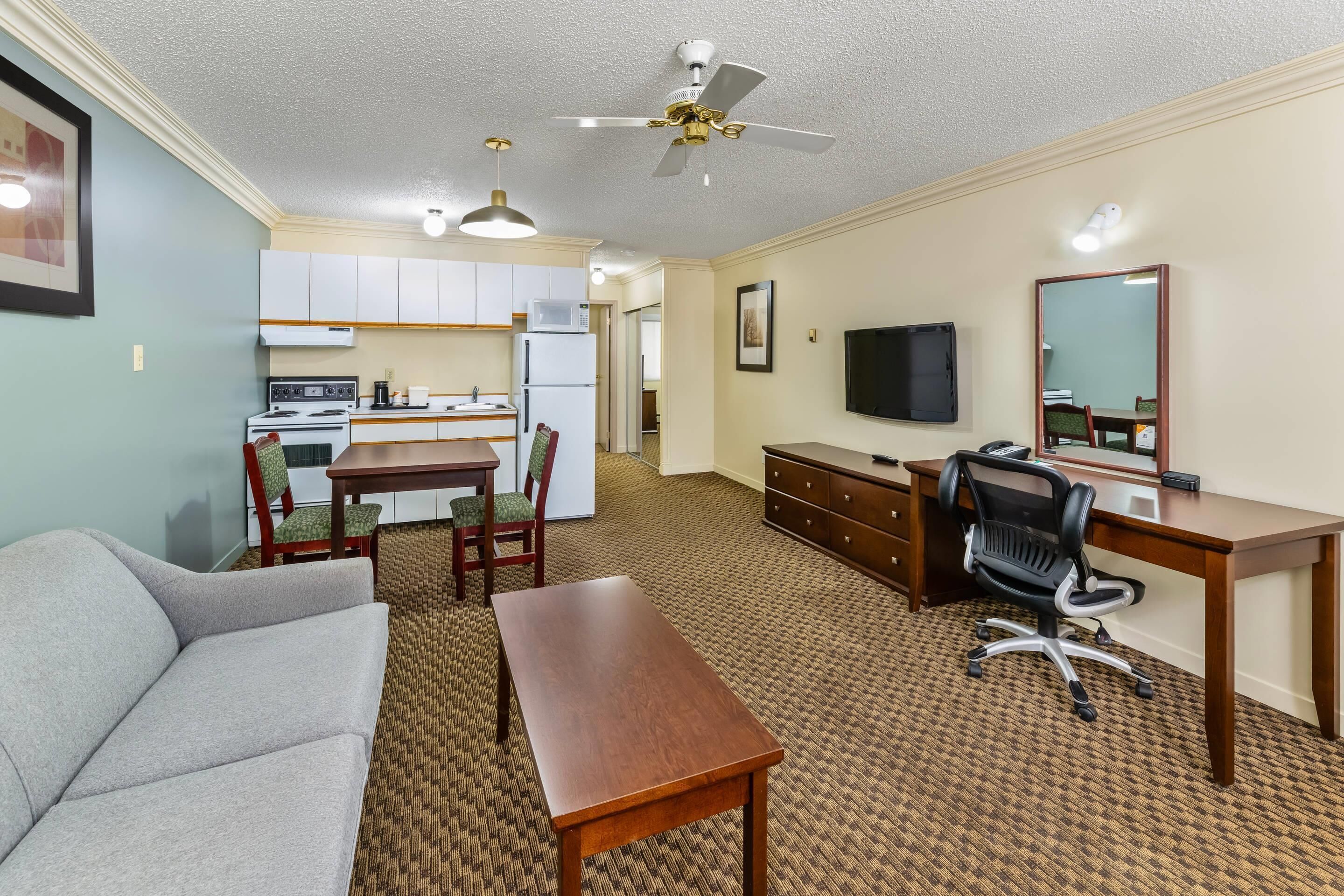 Queen Suite Efficiency Non-Smoking | Premium bedding, desk, iron/ironing board, WiFi
