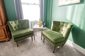 GREEN ROOM | Living room | 32-inch flat-screen TV with cable channels, TV - Looking Glass Inn (Indianapolis)