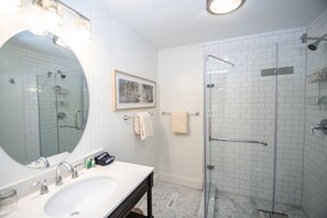 PORTRAIT ROOM | Bathroom