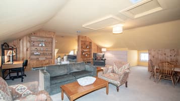 HIDEAWAY SUITE | 高級寢具、熨斗/熨衣板、免費無線上網、床單