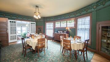 Petit déjeuner composé de spécialités régionales compris tous les jours