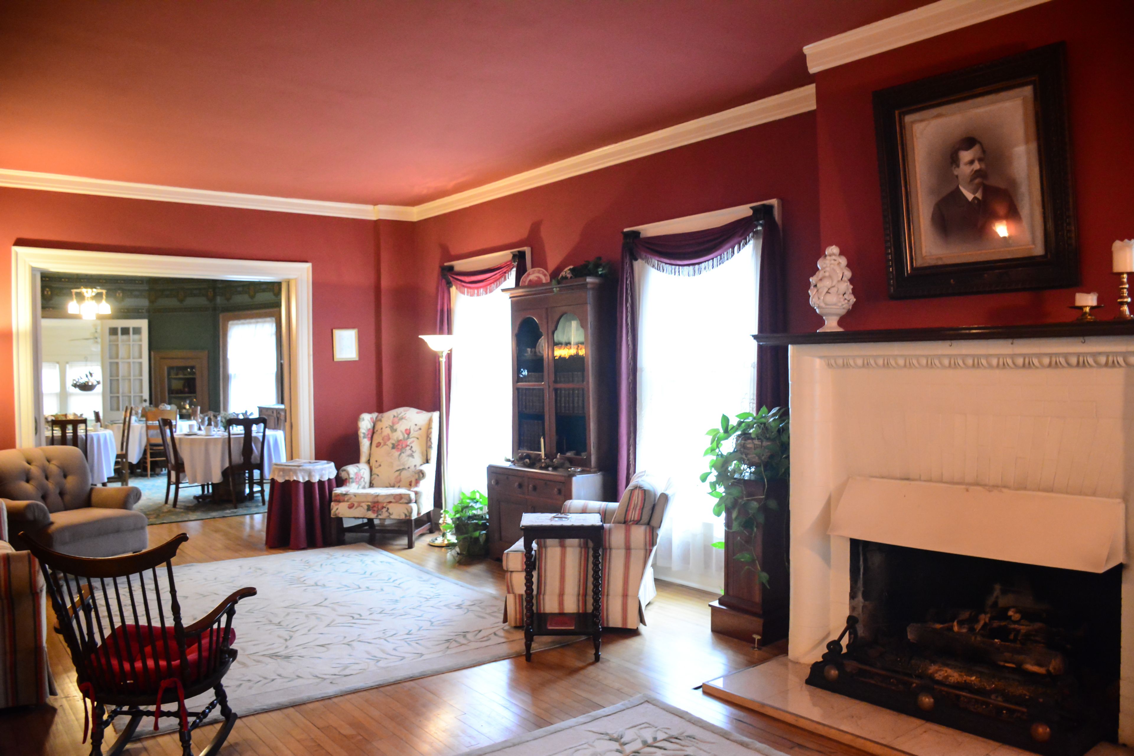 Photo - Looking Glass Inn