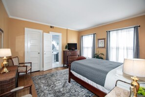 GOLD ROOM | Premium bedding, iron/ironing board, free WiFi, bed sheets