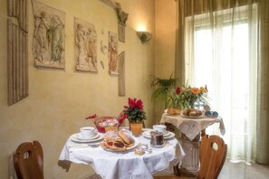 Free daily buffet breakfast - Giornate Romane (Rome)