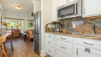 Studio | Private kitchen | Fridge, microwave, oven, stovetop