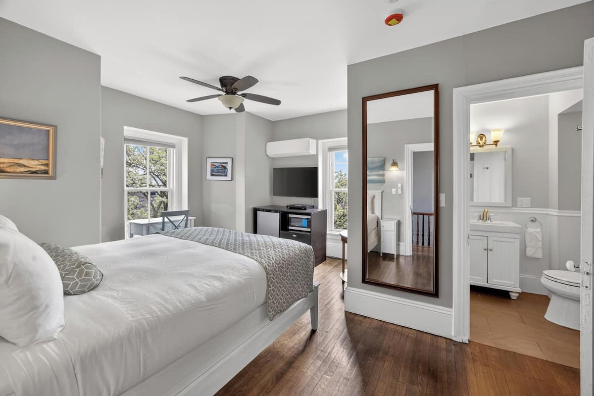 (Room #4) Superior Room, 1 Queen Bed, Private Bathroom, Harbor View | Premium bedding, down comforters, pillowtop beds, individually decorated