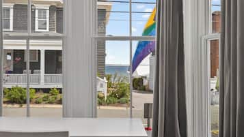 Quarto, 1 cama Queen, banheiro privativo, vista para o porto (Room #1) | Vista do quarto