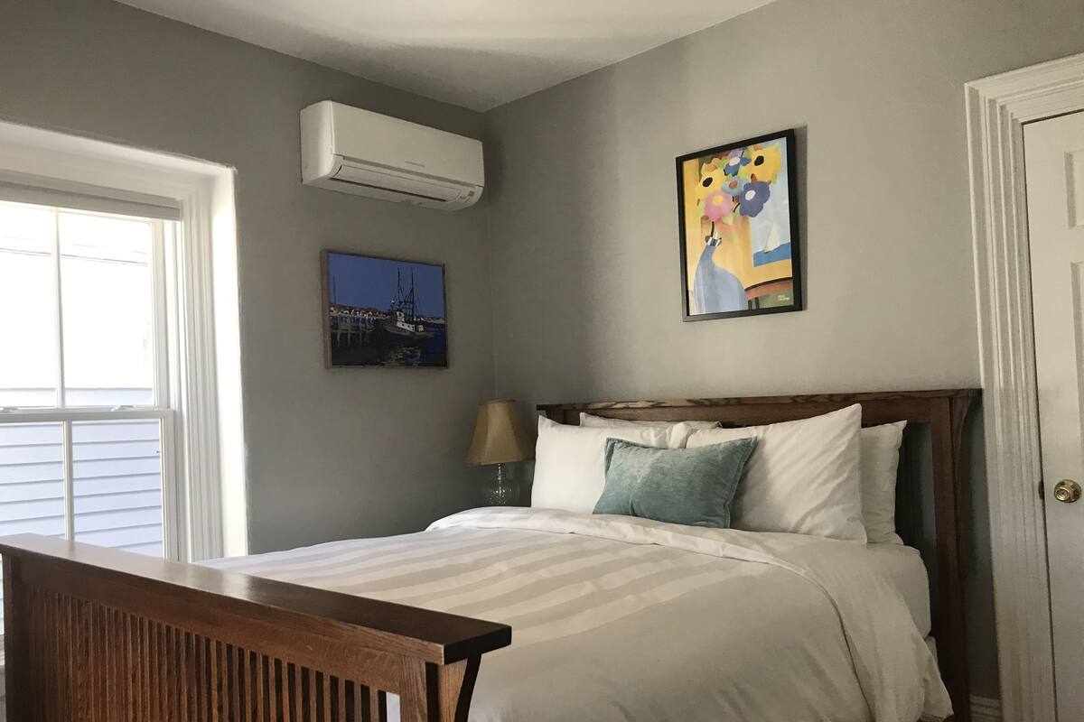 (Room #5) Standard Room, 1 Queen Bed, Private Bathroom | Premium bedding, down comforters, pillowtop beds, individually decorated