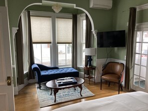 Kamer, 1 kingsize bed, privébadkamer, uitzicht op haven (Room #2) | Woonruimte | Een 32-inch smart-tv met satellietzenders, televisie en Netflix
