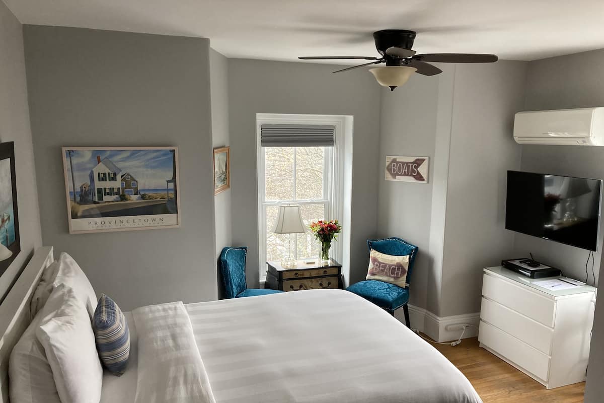 (Room #4) Superior Room, 1 Queen Bed, Private Bathroom, Harbor View | Premium bedding, down comforters, pillowtop beds, individually decorated