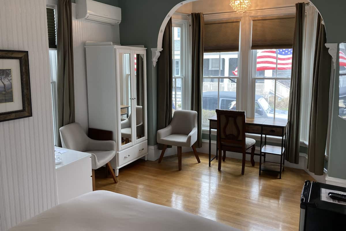 (Room #1) 1 Queen Bed, Private Bathroom, Harbor View | Premium bedding, down comforters, pillowtop beds, individually decorated