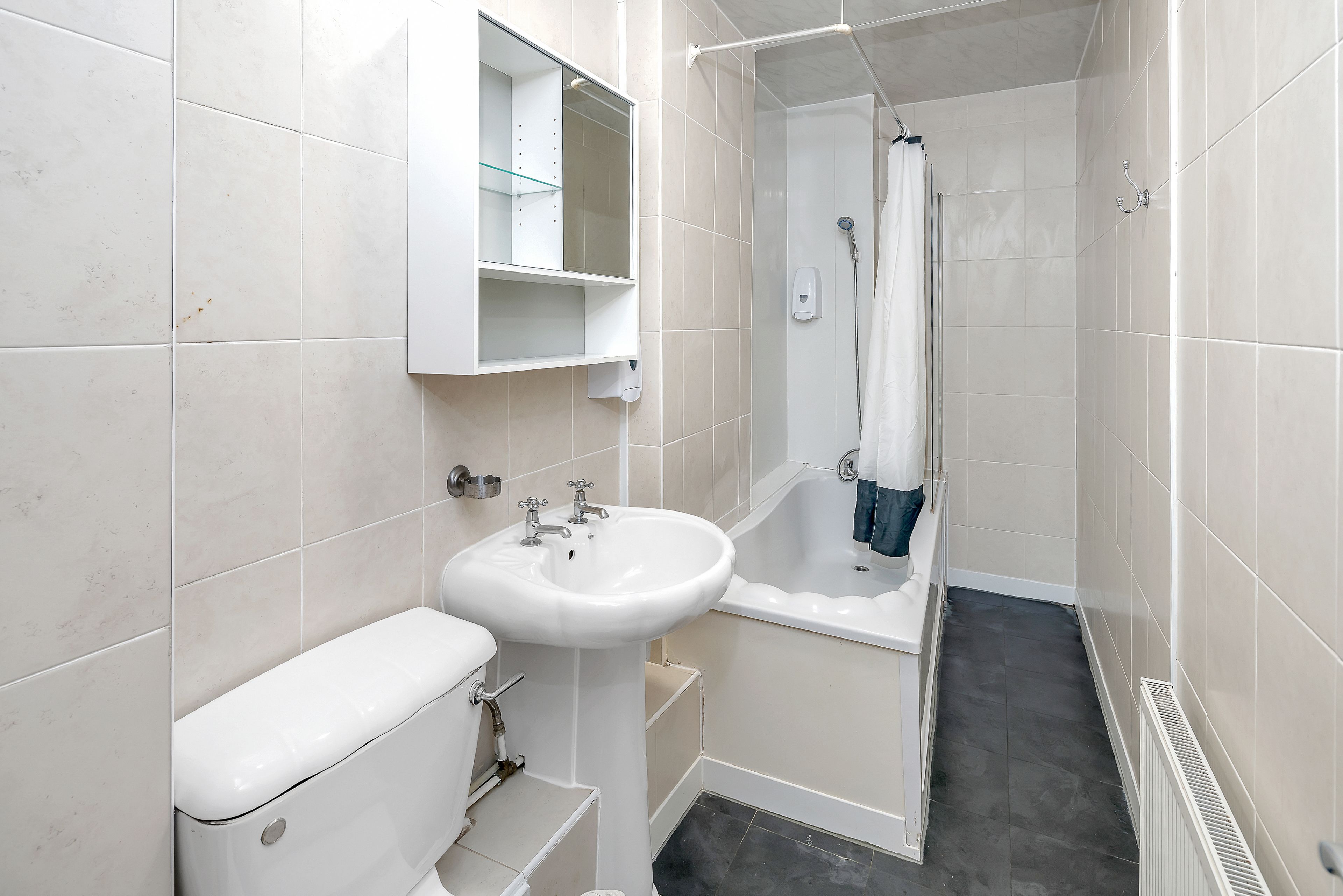 Single Studio | Bathroom | Shower, hair dryer, towels, shampoo