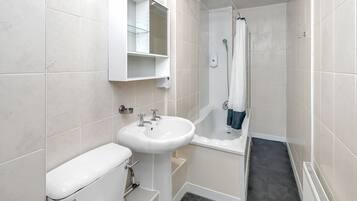 Single Studio | Baño | Ducha, secador de pelo, toallas y champú