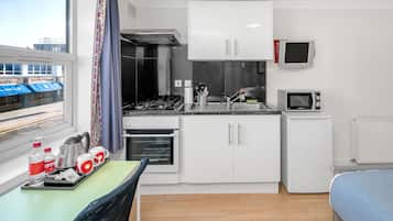 Double Studio | Dapur pribadi | Lemari es, microwave, ketel listrik, dan pemanggang roti