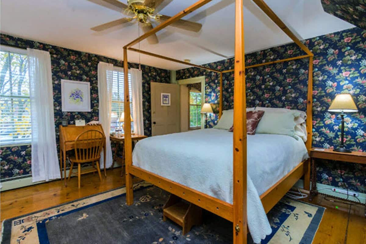 Classic Room, 1 Queen Bed, Private Bathroom | Premium bedding, pillowtop beds, desk, iron/ironing board
