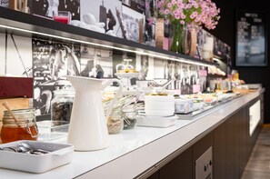 Buffet déjeuner servi tous les jours en supplément