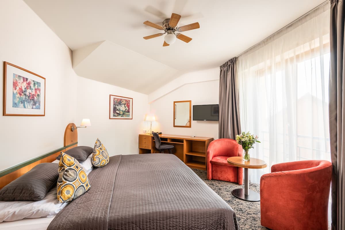 Familjesvit - 1 kingsize-sÀng med bÀddsoffa | 1 sovrum, allergitestade sÀngklÀder och minibar