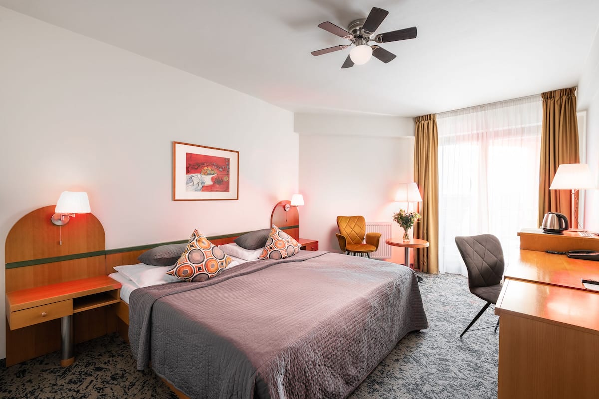 Deluxe dubbelrum - 1 kingsize-sÀng | 1 sovrum, allergitestade sÀngklÀder och minibar