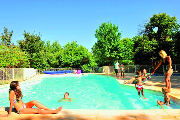 2 outdoor pools