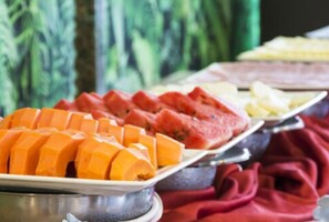 A buffet with various fruits and vegetables, including sliced oranges and watermelon. - Hotel Vila Rica Campinas (Campinas)