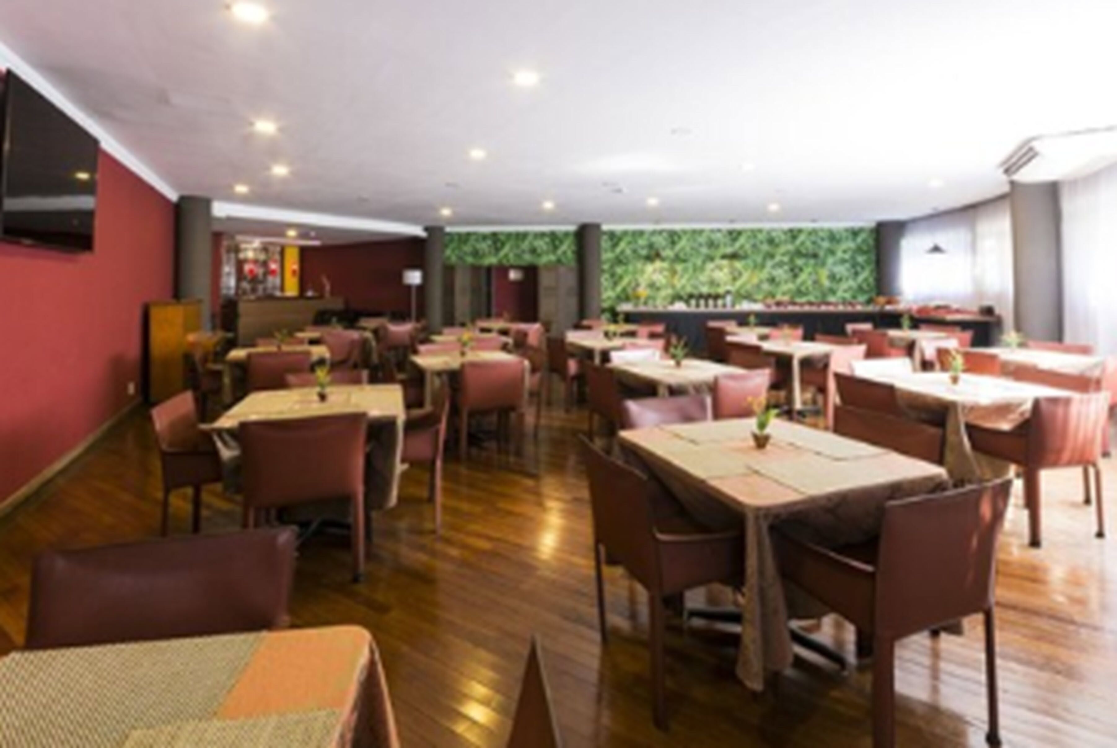 Serviço de café da manhã, almoço, jantar; vistas para o jardim