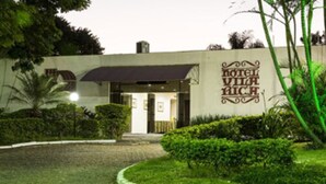 Entrada de un hotel con un letrero que dice "HOTEL VILLA RICA".