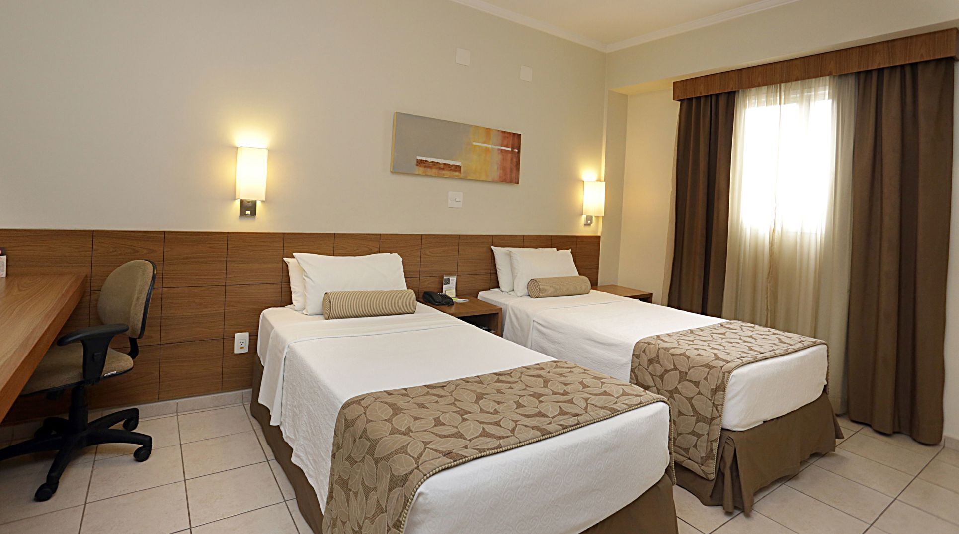 Frigobar, cofres nos quartos, escrivaninha, cortinas blackout