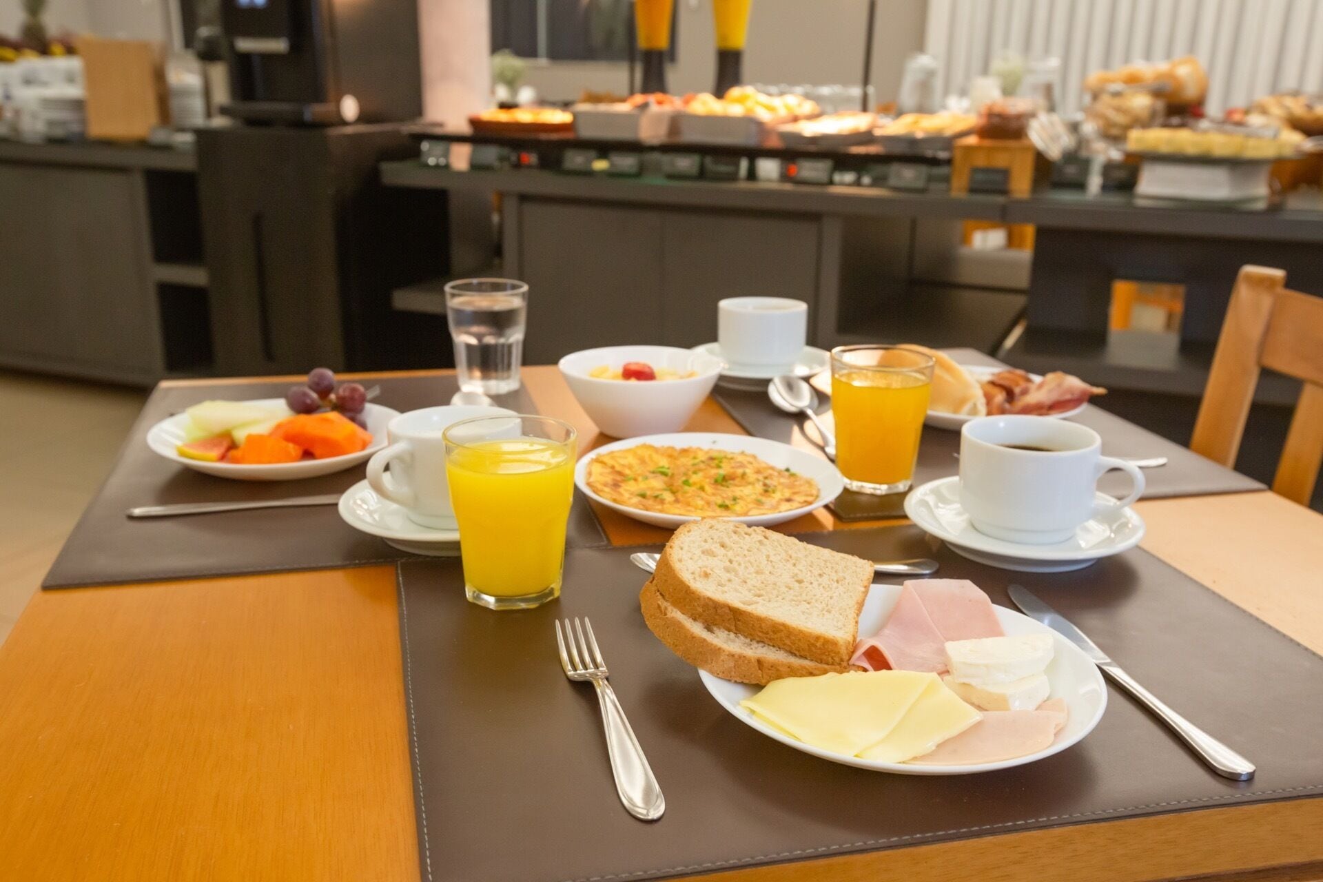 Een ontbijtbuffet met diverse soorten eten en drinken.