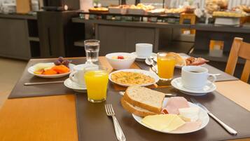 Een ontbijtbuffet met diverse soorten eten en drinken.