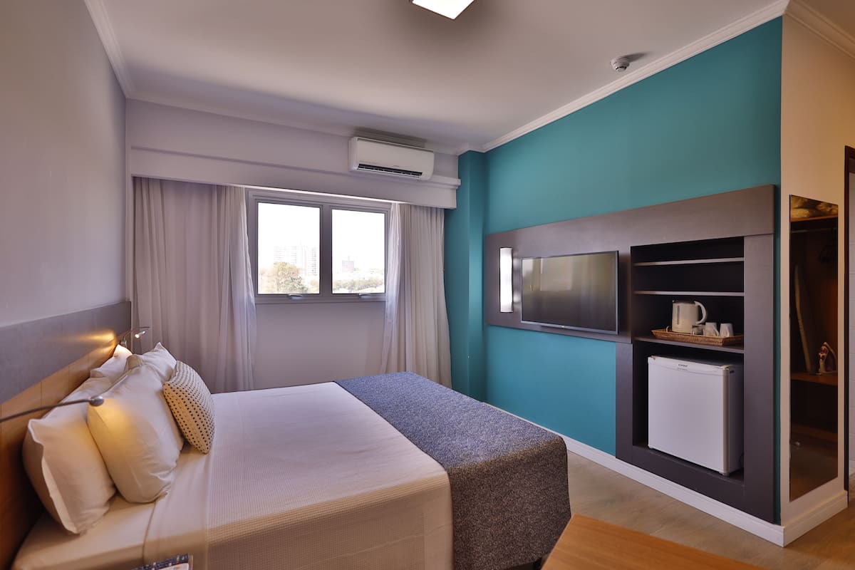 Superior Double Room, 1 Katil Ratu (Queen), Non Smoking | Bar mini, peti besi dalam bilik, meja, langsir/tirai gelap terus
