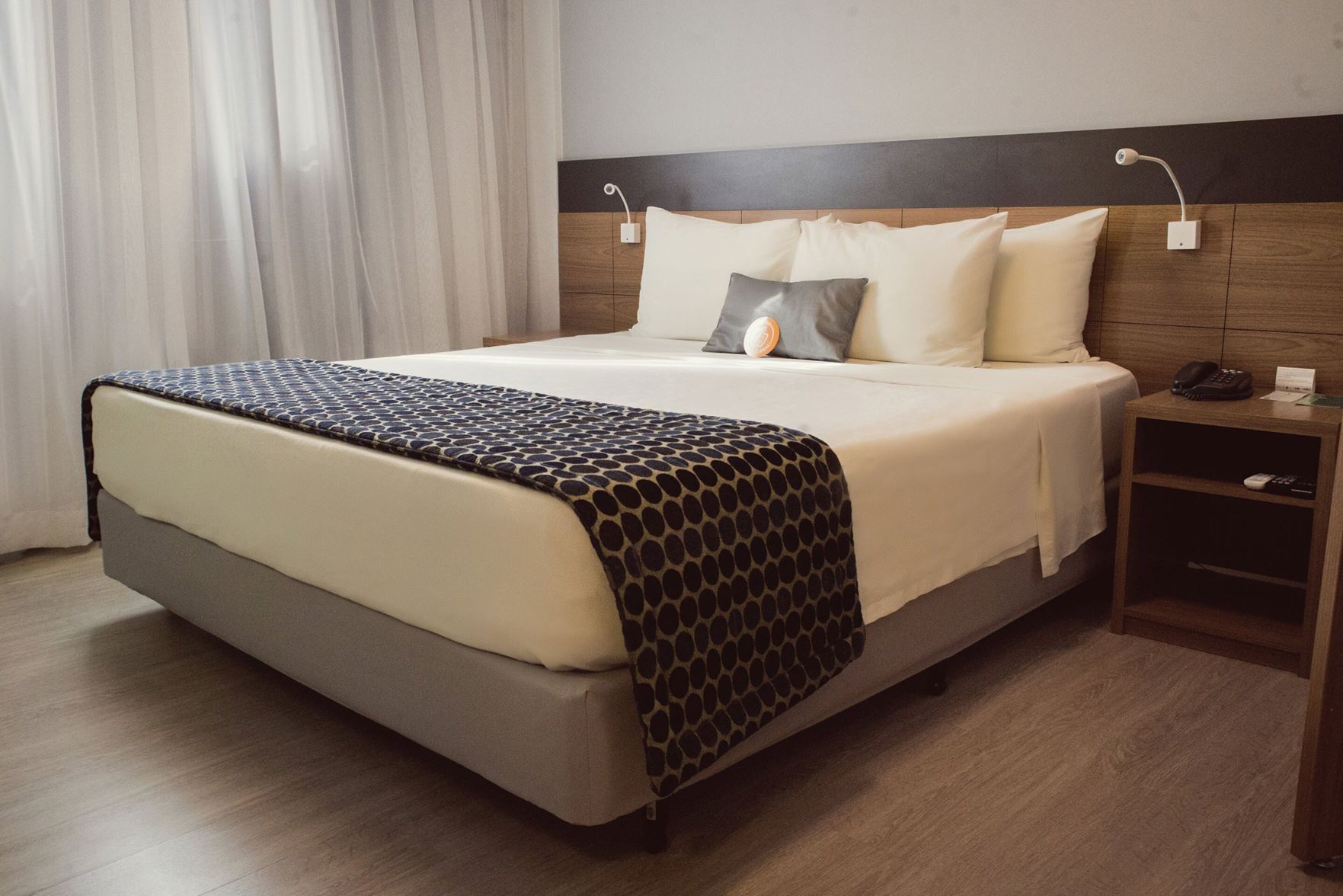 Frigobar, cofres nos quartos, escrivaninha, cortinas blackout