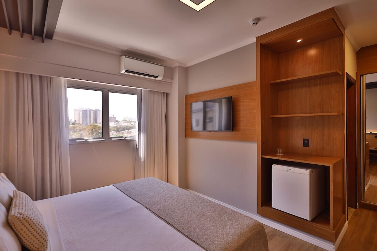 Een minibar, een kluis op de kamer, een bureau, verduisterende gordijnen
