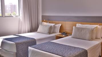 Frigobar, cofres nos quartos, escrivaninha, cortinas blackout