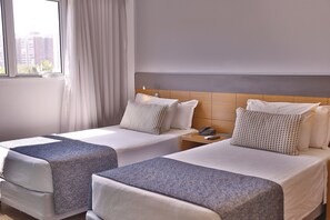 Minibar, caja de seguridad en la habitación y escritorio 