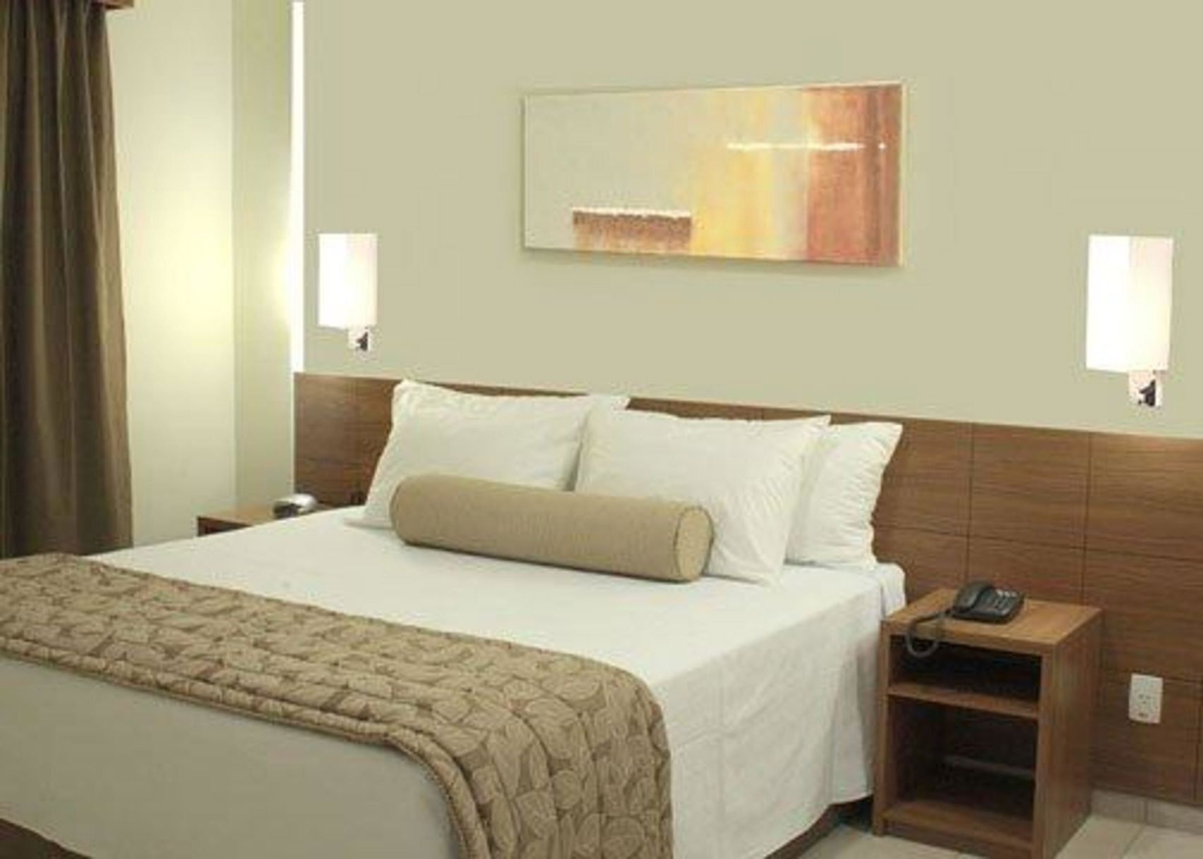 Frigobar, cofres nos quartos, escrivaninha, cortinas blackout