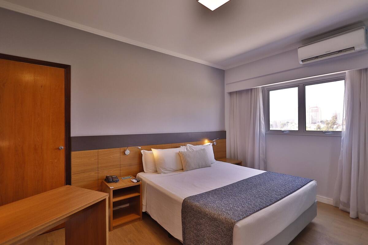 Minibar, caja fuerte, escritorio y cortinas opacas