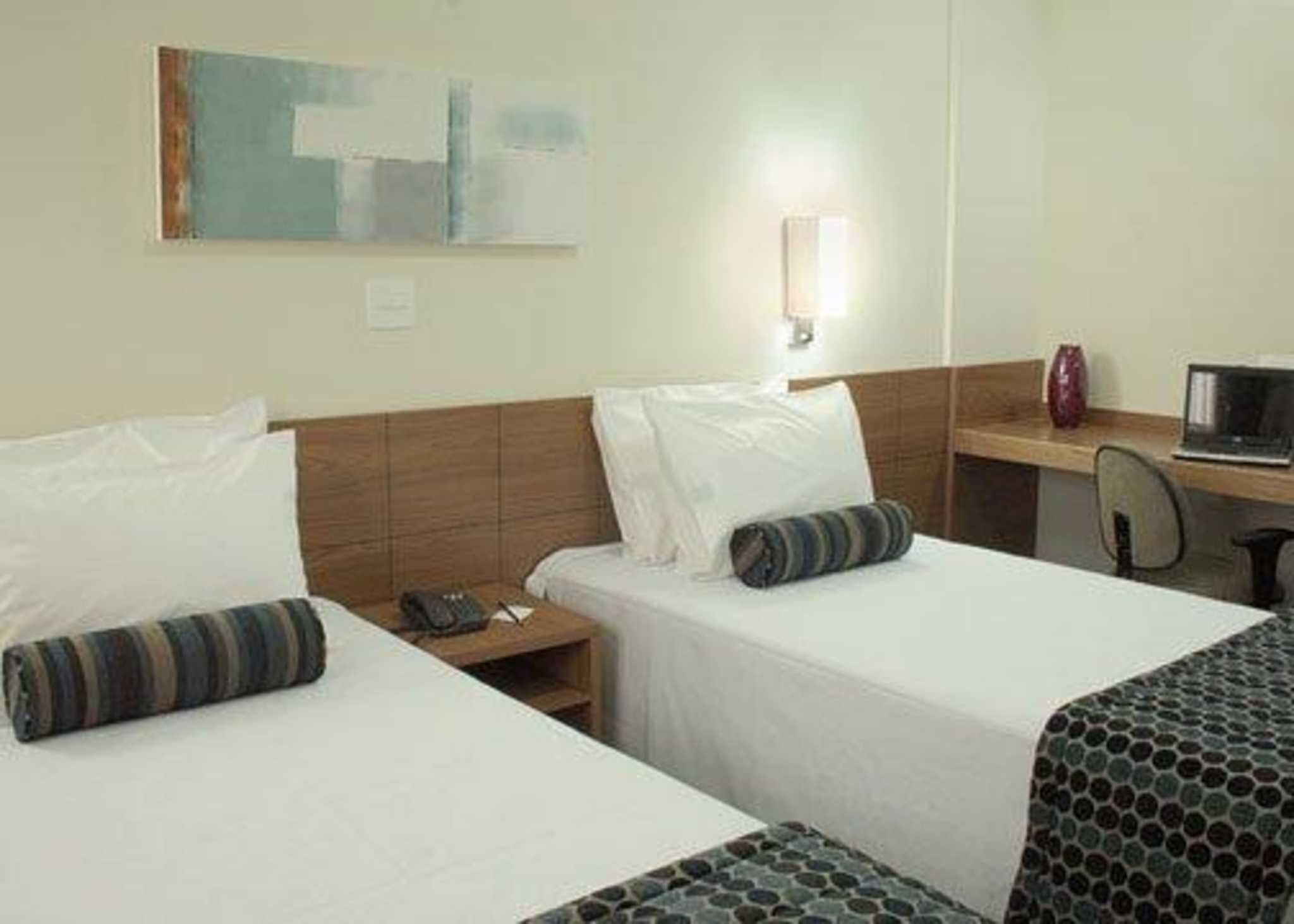 Frigobar, cofres nos quartos, escrivaninha, cortinas blackout