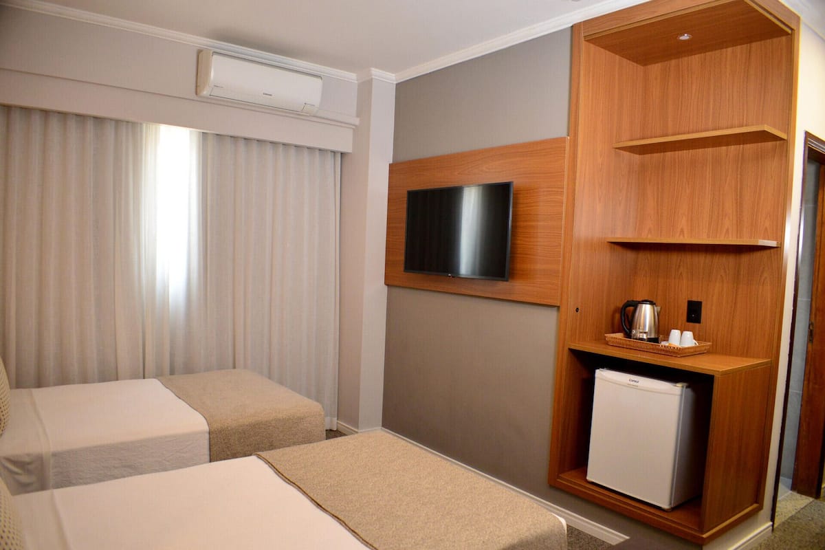Minibar, caja de seguridad en la habitación y escritorio