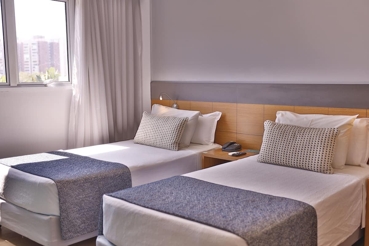 Deluxe Twin kamer, 2 eenpersoonsbedden, niet-roken | Een minibar, een kluis op de kamer, een bureau, verduisterende gordijnen
