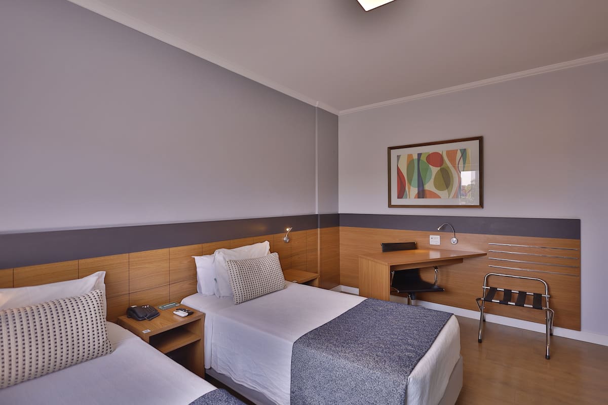 Deluxe Twin Room, 2 Katil Bujang (Single), Non Smoking | Bar mini, peti besi dalam bilik, meja, langsir/tirai gelap terus