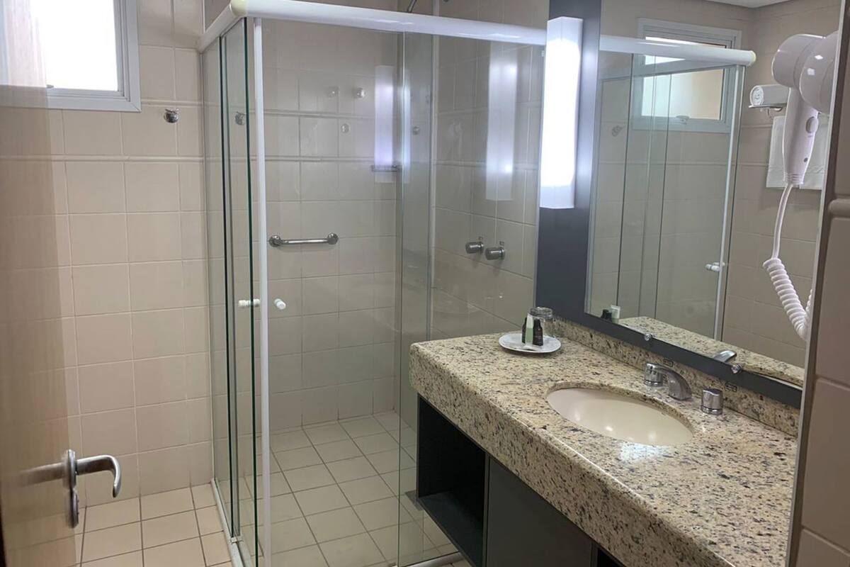 Salle de bain | Douche, articles de toilette gratuits, sĂšche-cheveux
