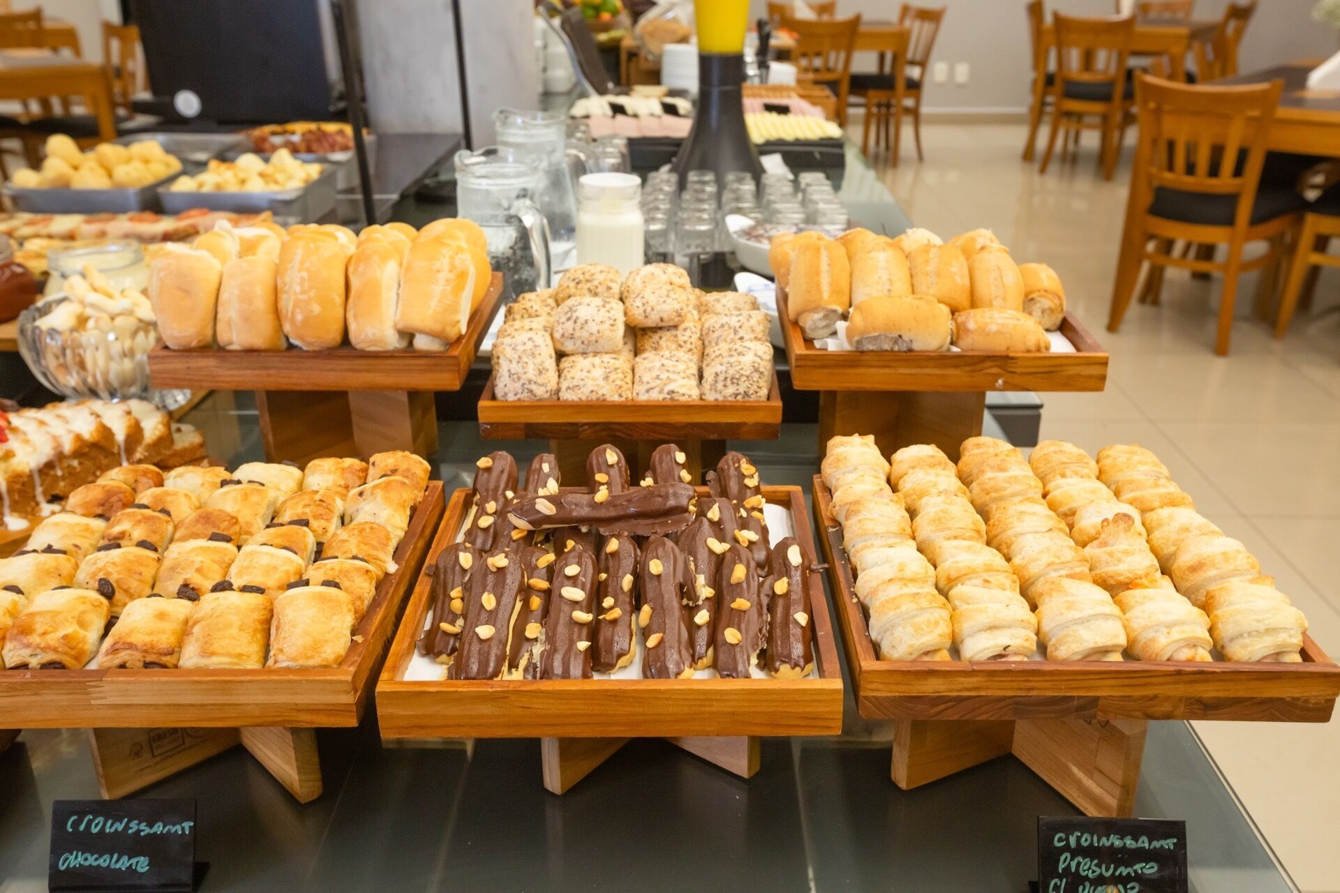 Una vitrina de panadería con diversos pasteles y pan.