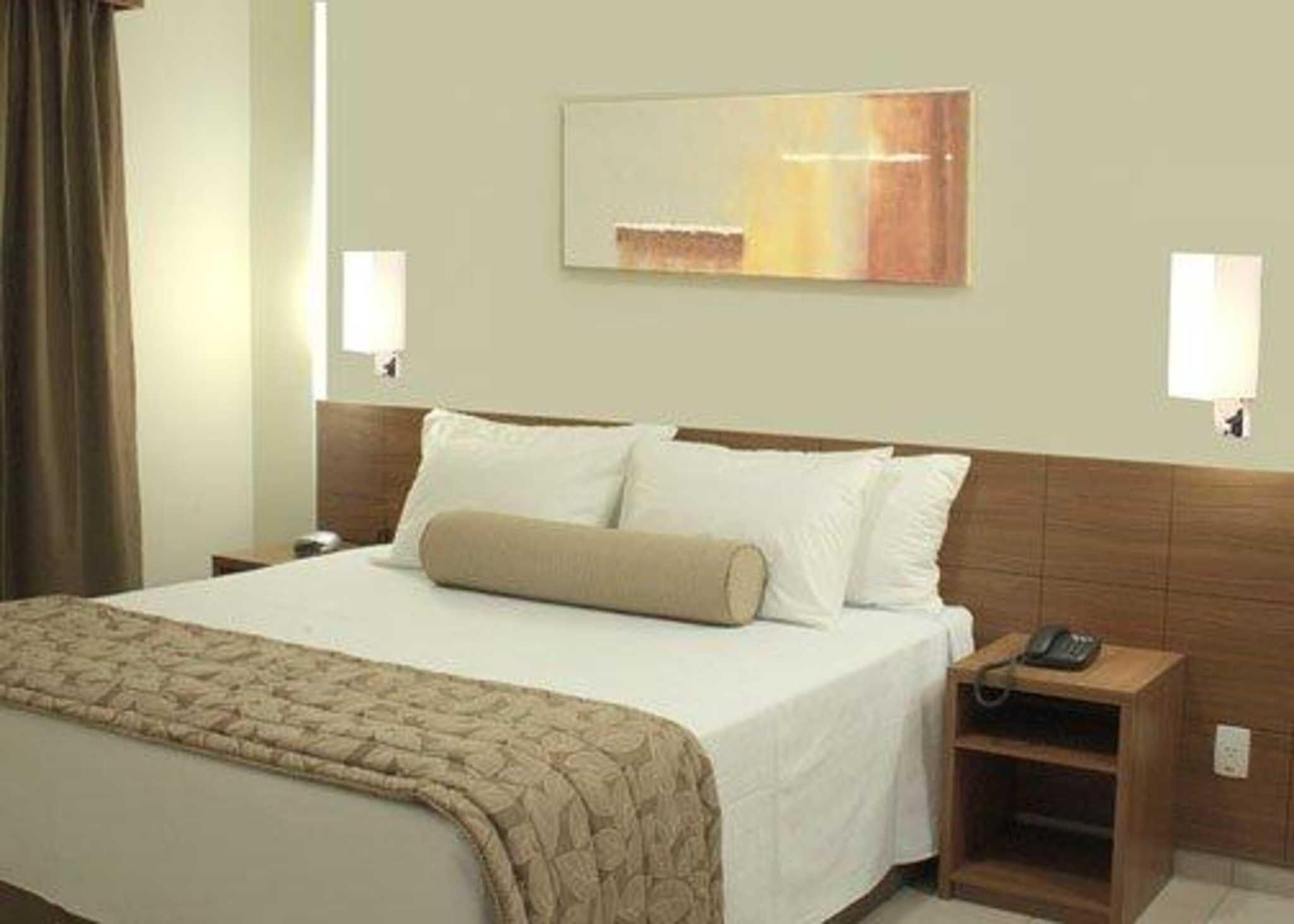 Frigobar, cofres nos quartos, escrivaninha, cortinas blackout