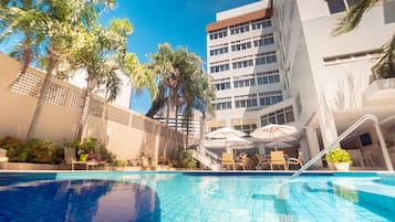 Piscina externa, espreguiçadeiras