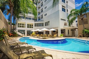 Piscina externa, espreguiçadeiras